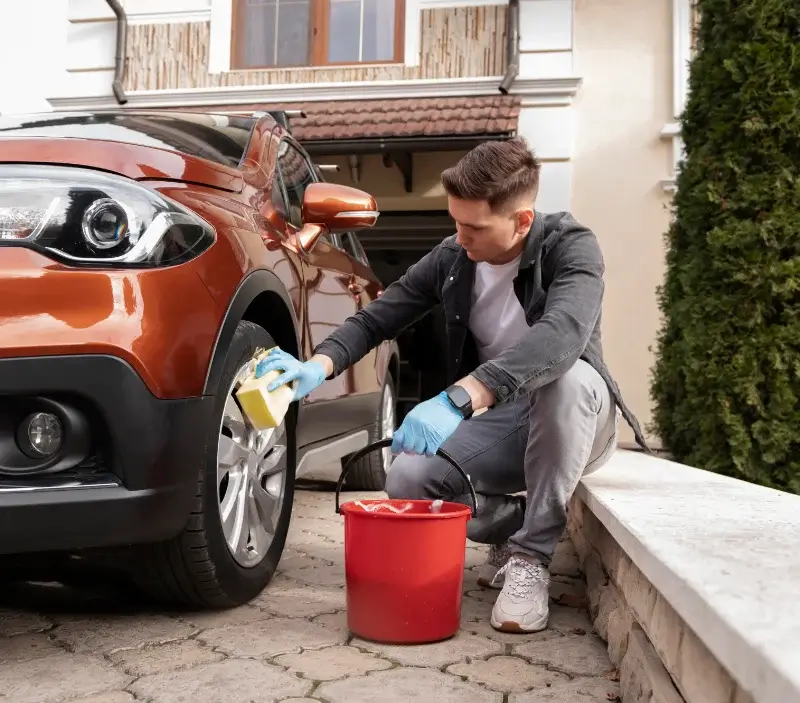 Lavage auto à domicile Longwy-sur-le-Doubs : professionnel intervenant sur un véhicule